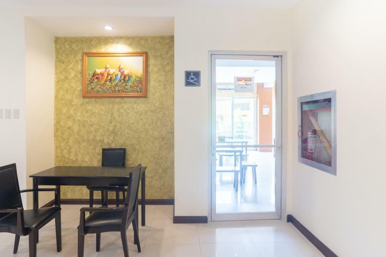 Oyo 187 The Maxwell Hotel Cebu Stadt Exterior foto